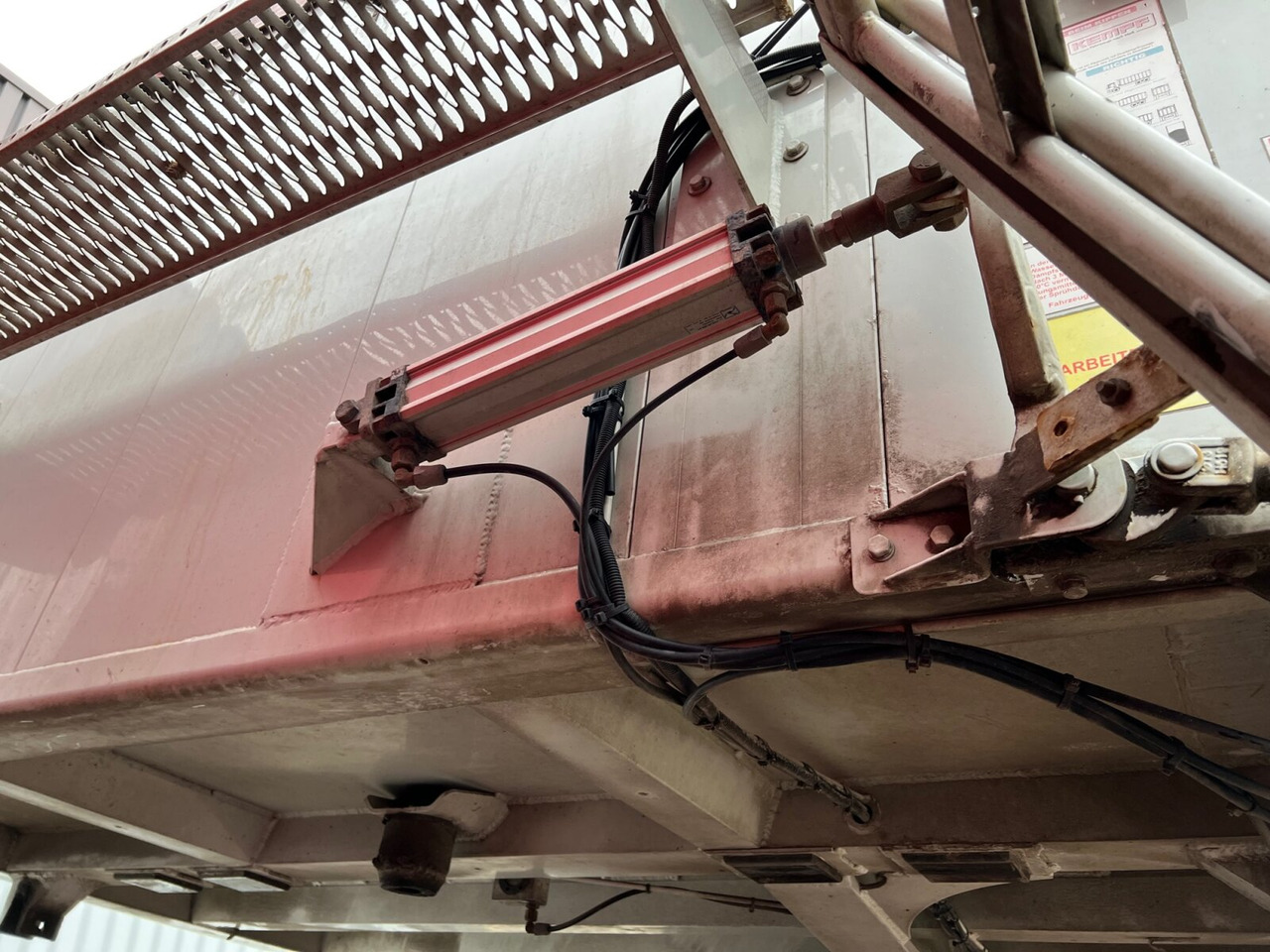 Tipper Mercedes-Benz Actros 2548 L 6x2 Actros 2548 L 6x2, Retarder, Liftachse, StreamSpace, 2-Seiten-Getreidekipper: picture 15 Tipper Mercedes-Benz Actros 2548 L 6x2 Actros 2548 L 6x2, Retarder, Liftachse, StreamSpace, 2-Seiten-Getreidekipper: picture 15