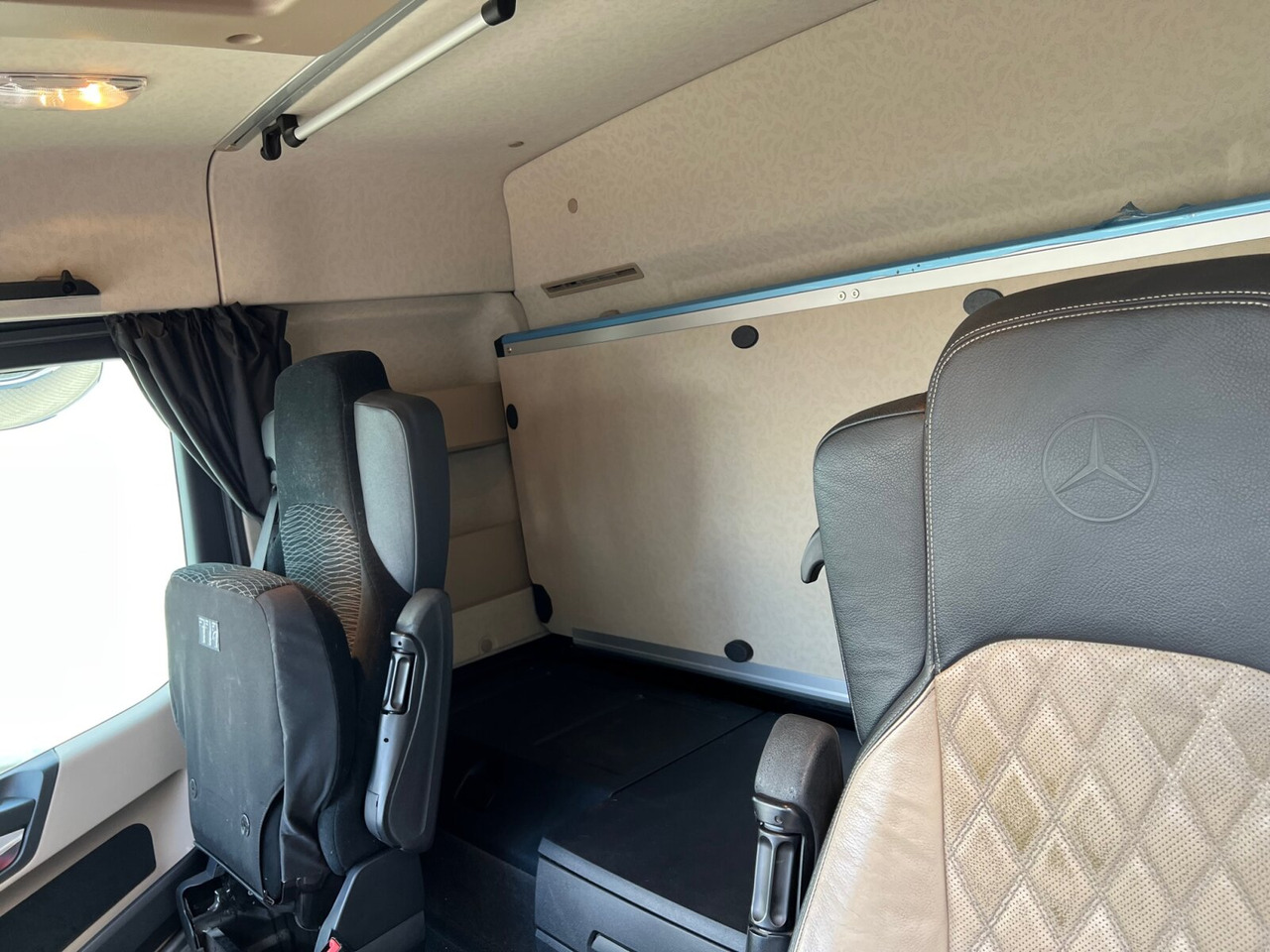 Mercedes-Benz Actros 3551 L 8x2/4 Actros 3551 L 8x2/4, Vorlauflenkachse, Doppelbereifte Nachlaufliftachse - Cab chassis truck: picture 5 Mercedes-Benz Actros 3551 L 8x2/4 Actros 3551 L 8x2/4, Vorlauflenkachse, Doppelbereifte Nachlaufliftachse - Cab chassis truck: picture 5