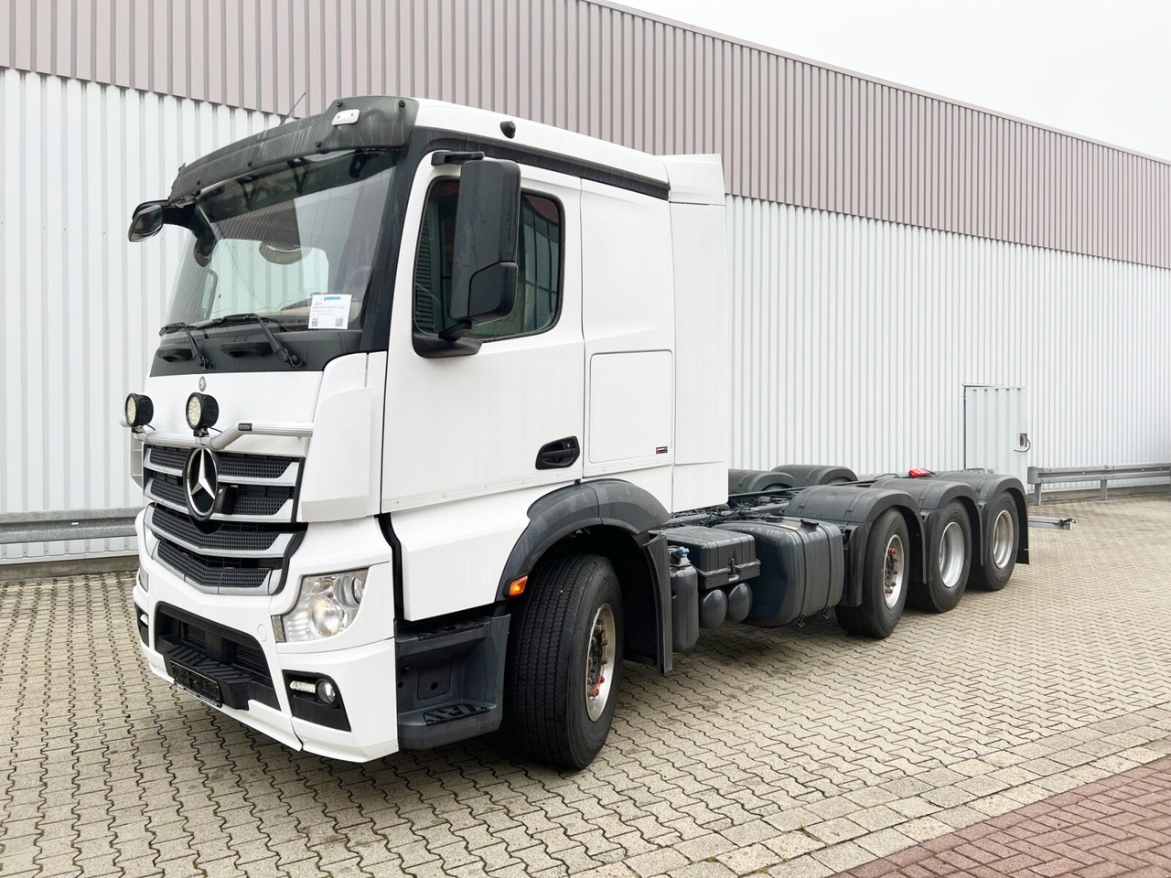 Mercedes-Benz Actros 3551 L 8x2/4 Actros 3551 L 8x2/4, Vorlauflenkachse, Doppelbereifte Nachlaufliftachse - Cab chassis truck: picture 1 Mercedes-Benz Actros 3551 L 8x2/4 Actros 3551 L 8x2/4, Vorlauflenkachse, Doppelbereifte Nachlaufliftachse - Cab chassis truck: picture 1