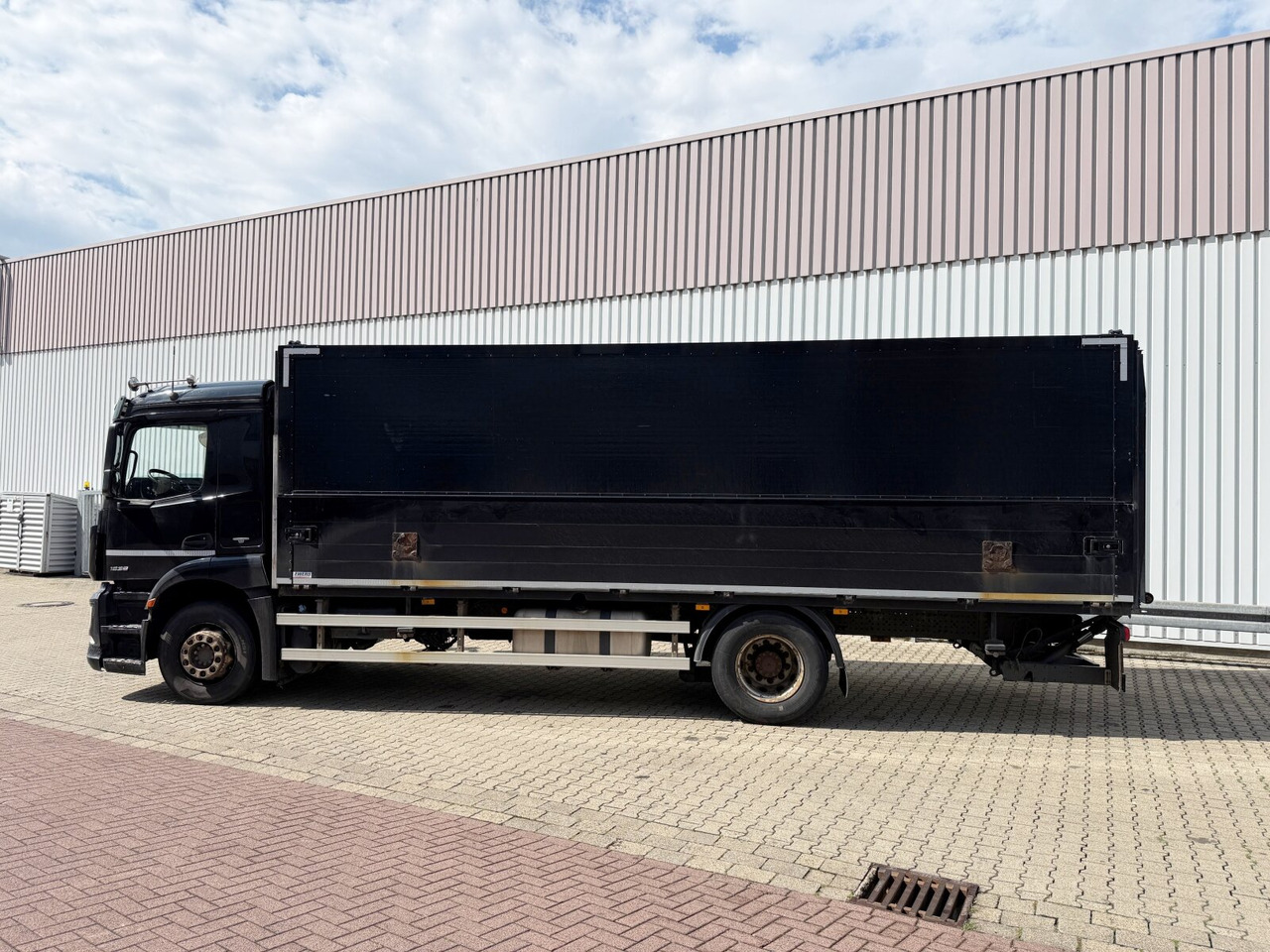 Mercedes-Benz Antos 1836 L 4x2 Antos 1836 L 4x2, Getränkekoffer, LBW Dautel - Box truck: picture 2 Mercedes-Benz Antos 1836 L 4x2 Antos 1836 L 4x2, Getränkekoffer, LBW Dautel - Box truck: picture 2