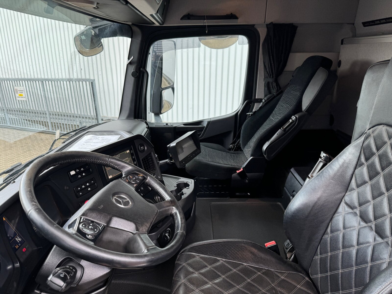 Leasing of Mercedes-Benz Arocs 3258 LK 8x4/4 Arocs 3258 LK 8x4/4, Retarder, Bi-Xenon, Stahlmulde ca. 14m³, hydr. Heckklappenöffnung Mercedes-Benz Arocs 3258 LK 8x4/4 Arocs 3258 LK 8x4/4, Retarder, Bi-Xenon, Stahlmulde ca. 14m³, hydr. Heckklappenöffnung: picture 15