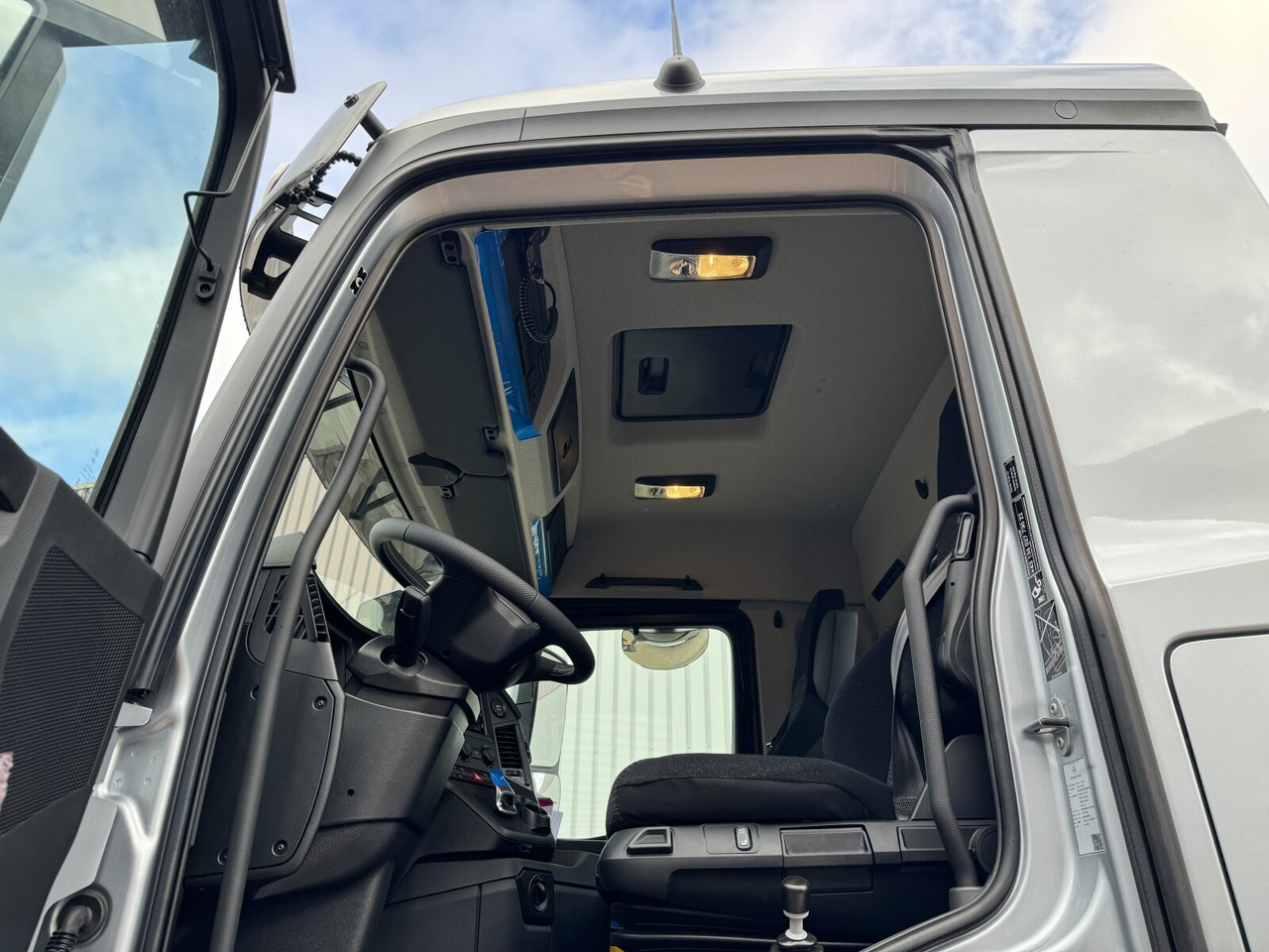 Mercedes-Benz Arocs 4148 K 8x4/4 Arocs 4148 K 8x4/4/45, Turbo-Retarder-Kupplung, Grounder - Hook lift truck: picture 3 Mercedes-Benz Arocs 4148 K 8x4/4 Arocs 4148 K 8x4/4/45, Turbo-Retarder-Kupplung, Grounder - Hook lift truck: picture 3