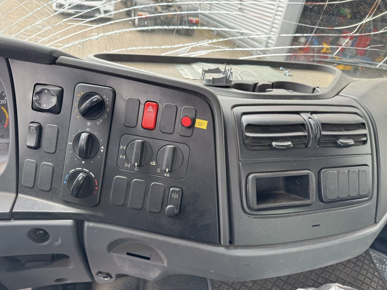 Mercedes-Benz Atego 1023 A 4x4 mit Unfallschaden! Atego 1023 A 4x4, Einzelbereifung, Heckkran Palfinger PK4501-B, Funk, UNFALLSCHADEN! - Cab chassis truck, Crane truck: picture 4 Mercedes-Benz Atego 1023 A 4x4 mit Unfallschaden! Atego 1023 A 4x4, Einzelbereifung, Heckkran Palfinger PK4501-B, Funk, UNFALLSCHADEN! - Cab chassis truck, Crane truck: picture 4