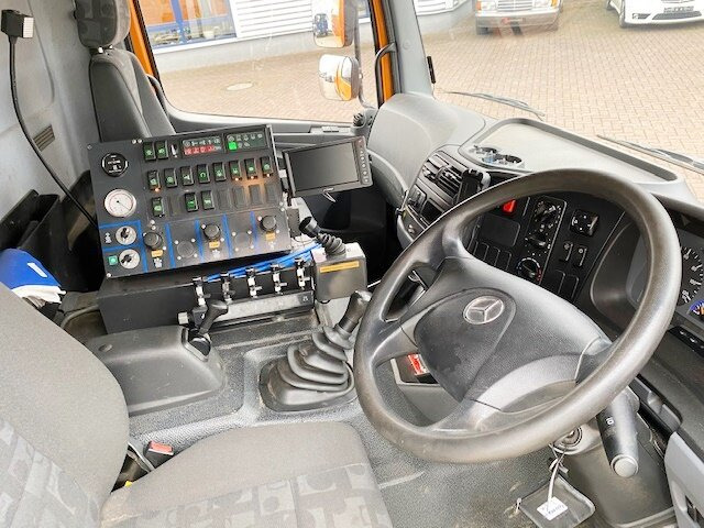 Mercedes-Benz Atego 1324 4x2 Atego 1324 4x2, Kehrmaschine Explorer 8 - Road sweeper: picture 2 Mercedes-Benz Atego 1324 4x2 Atego 1324 4x2, Kehrmaschine Explorer 8 - Road sweeper: picture 2