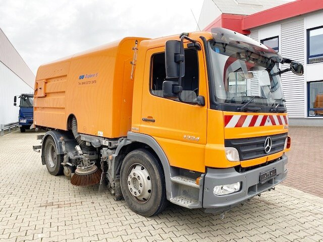 Mercedes-Benz Atego 1324 4x2 Atego 1324 4x2, Kehrmaschine Explorer 8 - Road sweeper: picture 1 Mercedes-Benz Atego 1324 4x2 Atego 1324 4x2, Kehrmaschine Explorer 8 - Road sweeper: picture 1
