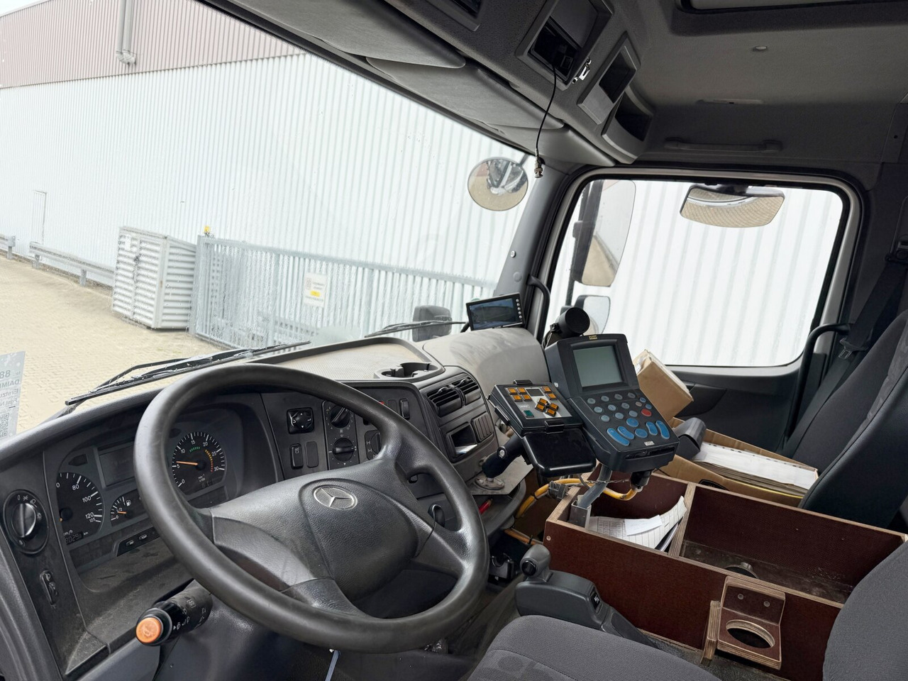 Mercedes-Benz Axor 1824 AK 4x4 Axor 1824 AK 4x4, Tele-Absetzer, Winterdienstausstattung - Skip loader truck: picture 4 Mercedes-Benz Axor 1824 AK 4x4 Axor 1824 AK 4x4, Tele-Absetzer, Winterdienstausstattung - Skip loader truck: picture 4