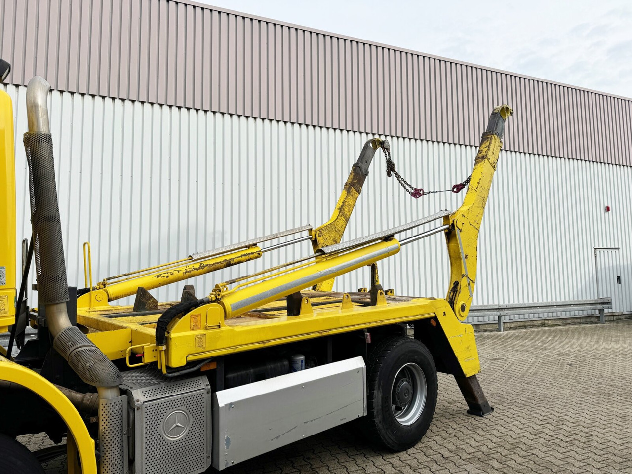 Mercedes-Benz Axor 1833 K 4x2 Axor 1833 K 4x2, Gergen TAK 20 Tele-Absetzer - Skip loader truck: picture 2 Mercedes-Benz Axor 1833 K 4x2 Axor 1833 K 4x2, Gergen TAK 20 Tele-Absetzer - Skip loader truck: picture 2