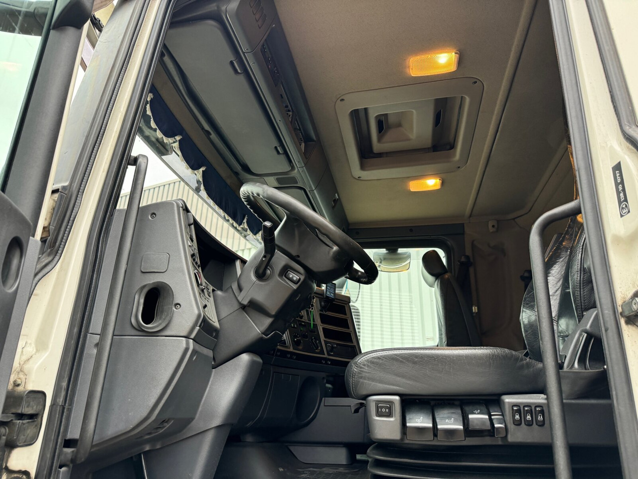 Interior photo 1: Leasing of Scania R380 DB 4x2 MNA R380 DB 4x2 MNA, Platz für Heckkran, 2x AHK Scania R380 DB 4x2 MNA R380 DB 4x2 MNA, Platz für Heckkran, 2x AHK