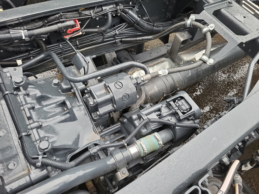 T-Way AT410T51 8x4 T-Way AT410T51 8x4, Retarder, 4x VORHANDEN! - Hook lift truck: picture 5 T-Way AT410T51 8x4 T-Way AT410T51 8x4, Retarder, 4x VORHANDEN! - Hook lift truck: picture 5