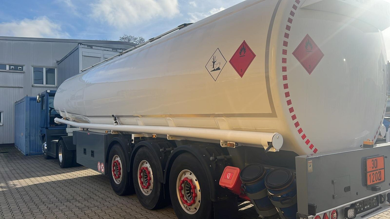 TAL-A-ZE 44,0 TAL-A-ZE 44,0, 43.500l, 4 Kammern, Untenbefüllung - Tank semi-trailer: picture 5 TAL-A-ZE 44,0 TAL-A-ZE 44,0, 43.500l, 4 Kammern, Untenbefüllung - Tank semi-trailer: picture 5