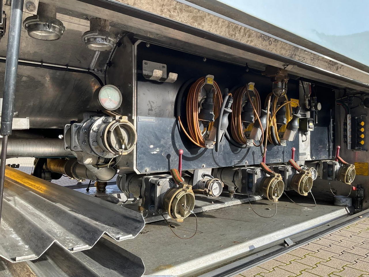 TAL-A-ZE 44,0 TAL-A-ZE 44,0, 43.500l, 4 Kammern, Untenbefüllung - Tank semi-trailer: picture 2 TAL-A-ZE 44,0 TAL-A-ZE 44,0, 43.500l, 4 Kammern, Untenbefüllung - Tank semi-trailer: picture 2