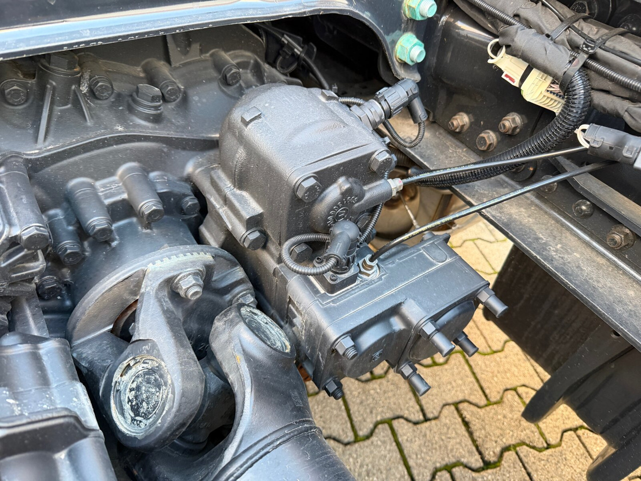 MAN TGS 33.520 6x4 BL SA TGS 33.520 6x4 BL SA, Retarder, LED, Nebenantrieb - Tractor unit: picture 2 MAN TGS 33.520 6x4 BL SA TGS 33.520 6x4 BL SA, Retarder, LED, Nebenantrieb - Tractor unit: picture 2