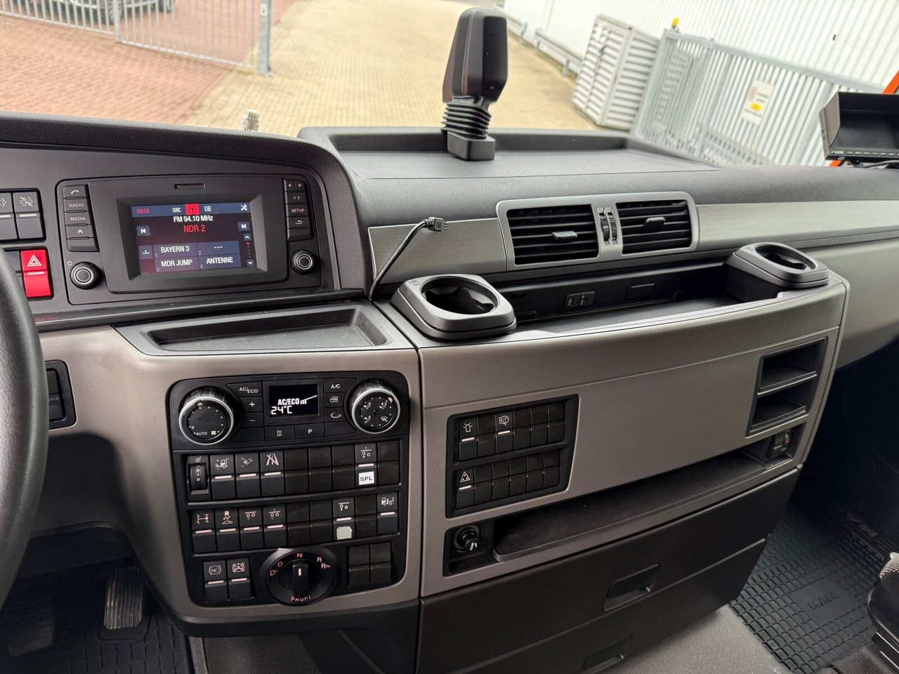 MAN TGX 26.510 6X2/4 BLS TGX 26.510 6X2/4 BLS, Intarder, Vorlauflenk-/lift, Standklima, XXL-Fahrerhaus, 70t - Tractor unit: picture 4 MAN TGX 26.510 6X2/4 BLS TGX 26.510 6X2/4 BLS, Intarder, Vorlauflenk-/lift, Standklima, XXL-Fahrerhaus, 70t - Tractor unit: picture 4