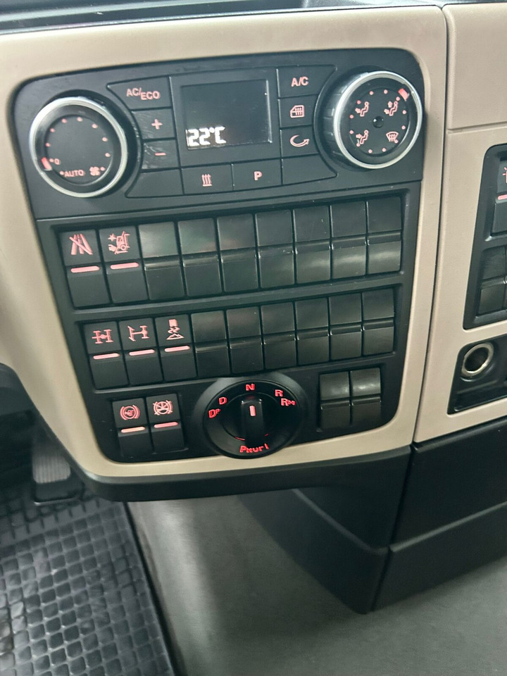 MAN TGX 33.640 6x4 BB TGX 33.640 6x4 BB, Retarder, zZGG 180.000kg - Tractor unit: picture 5 MAN TGX 33.640 6x4 BB TGX 33.640 6x4 BB, Retarder, zZGG 180.000kg - Tractor unit: picture 5