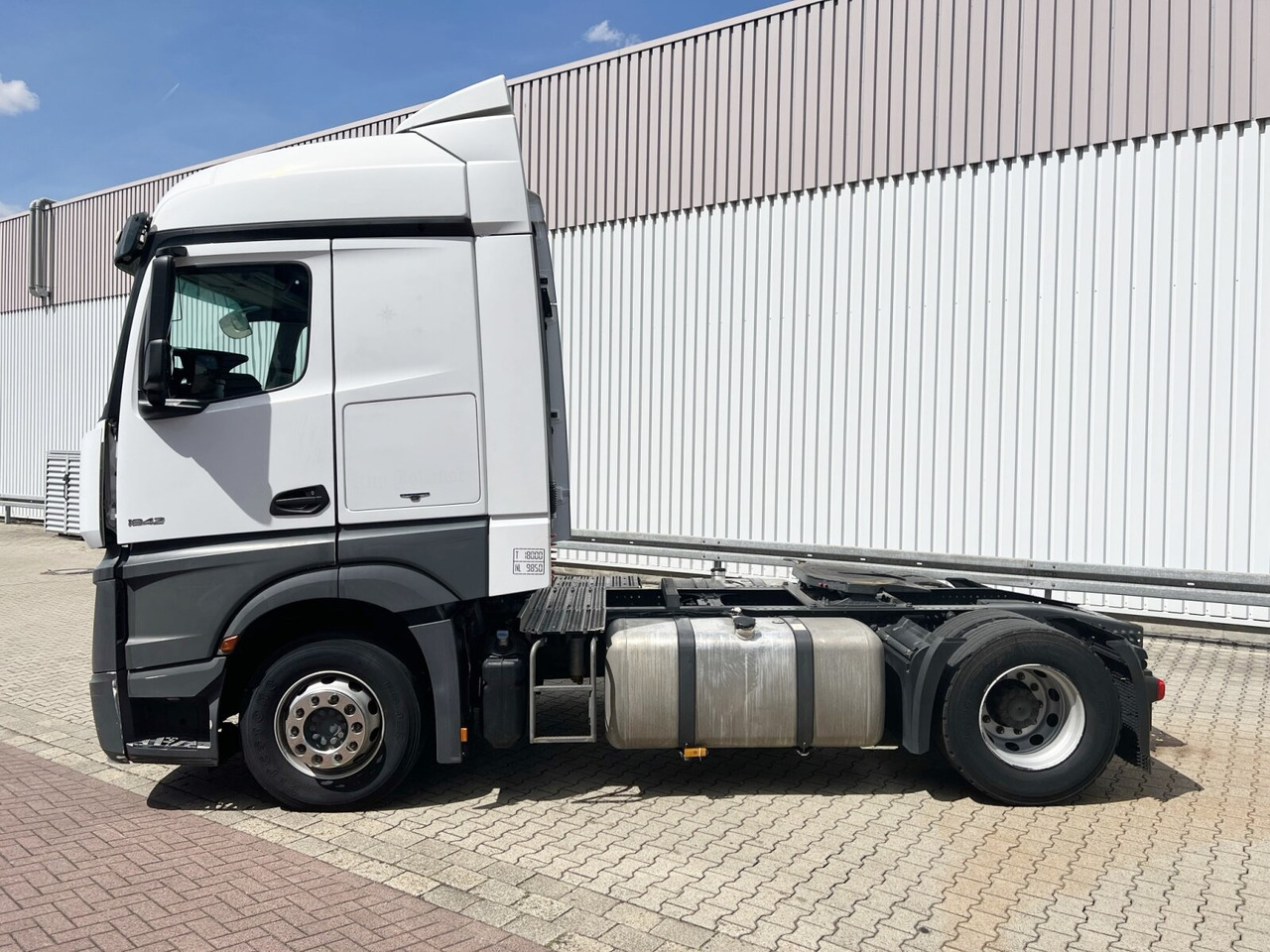 Mercedes-Benz Actros 1842/45 LS 4x2 Actros 1842/45 LS 4x2, 3x VORHANDEN - Tractor unit: picture 2 Mercedes-Benz Actros 1842/45 LS 4x2 Actros 1842/45 LS 4x2, 3x VORHANDEN - Tractor unit: picture 2