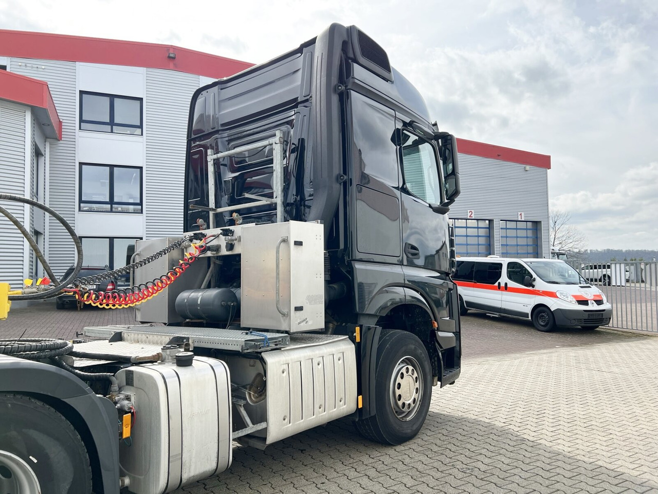 Mercedes-Benz Arocs 3358 LS 6x4 Arocs 3358 LS 6x4, StreamSpace, Turbo-Retarder-Kupplung, Kipphydraulik - Tractor unit: picture 5 Mercedes-Benz Arocs 3358 LS 6x4 Arocs 3358 LS 6x4, StreamSpace, Turbo-Retarder-Kupplung, Kipphydraulik - Tractor unit: picture 5