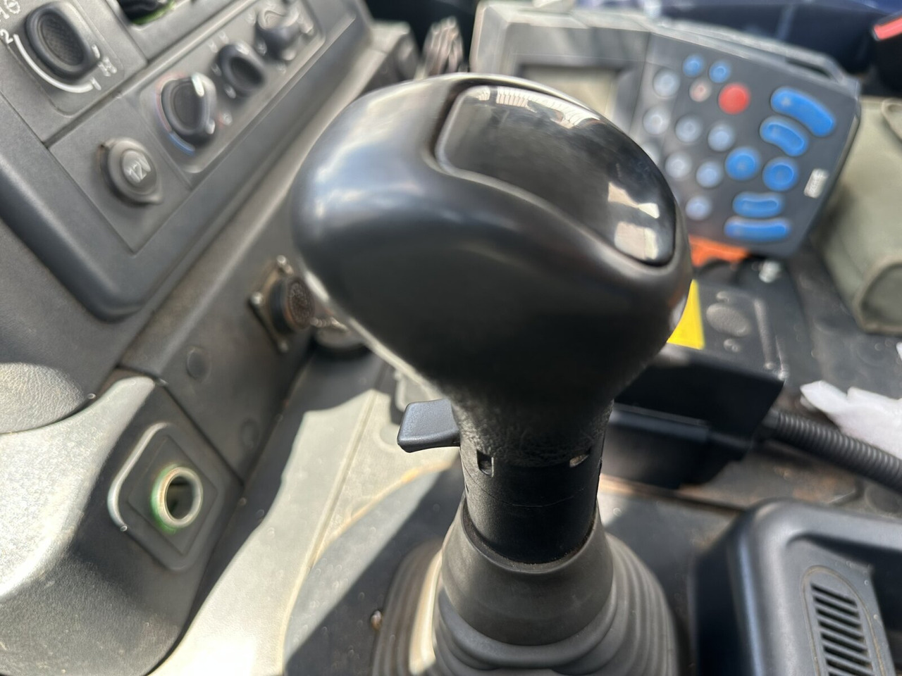 Trakker AD190T33WP 4x4 Trakker AD190T33WP 4x4, Winterdienstausstattung - Cab chassis truck: picture 3 Trakker AD190T33WP 4x4 Trakker AD190T33WP 4x4, Winterdienstausstattung - Cab chassis truck: picture 3