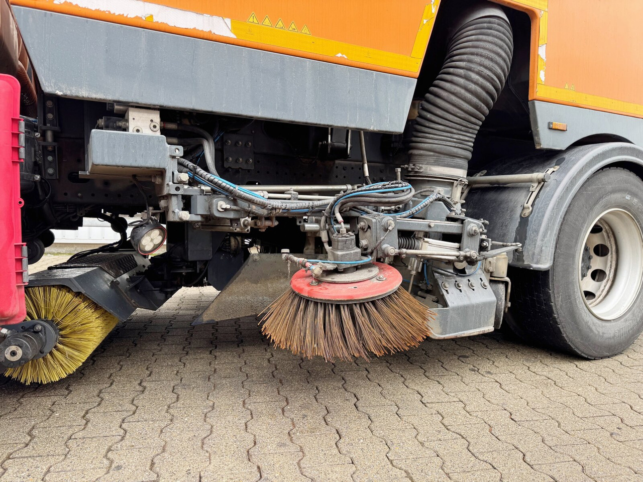 MAN TGM 18.250 4X2 BB TGM 18.250 4X2 BB, Kehrmaschine Brock SL200/2 - Truck: picture 3 MAN TGM 18.250 4X2 BB TGM 18.250 4X2 BB, Kehrmaschine Brock SL200/2 - Truck: picture 3