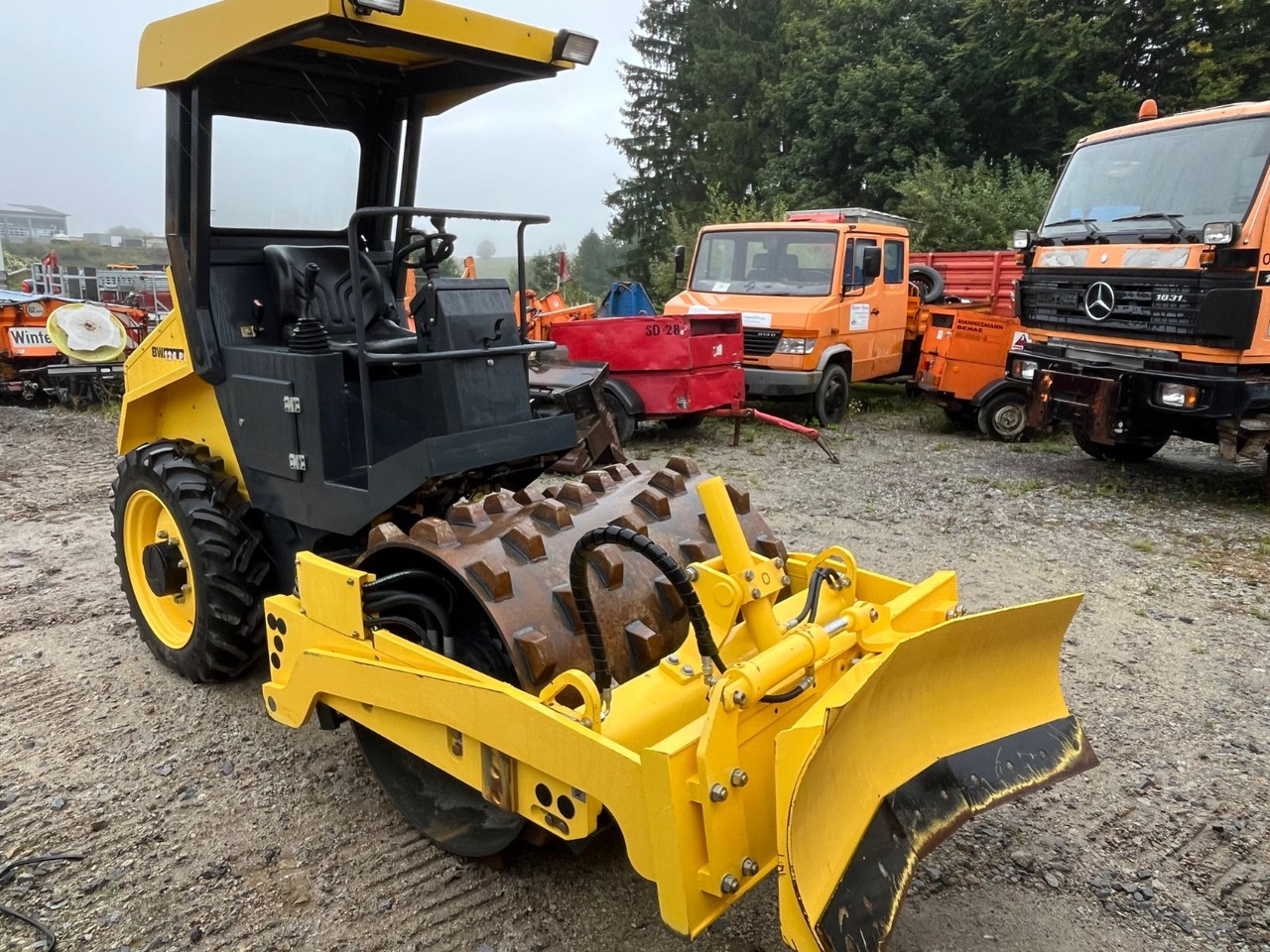 BOMAG Walzenzug BW 124 PDH-4 Planierschild 100 Bstd. - Compactor: picture 1 BOMAG Walzenzug BW 124 PDH-4 Planierschild 100 Bstd. - Compactor: picture 1