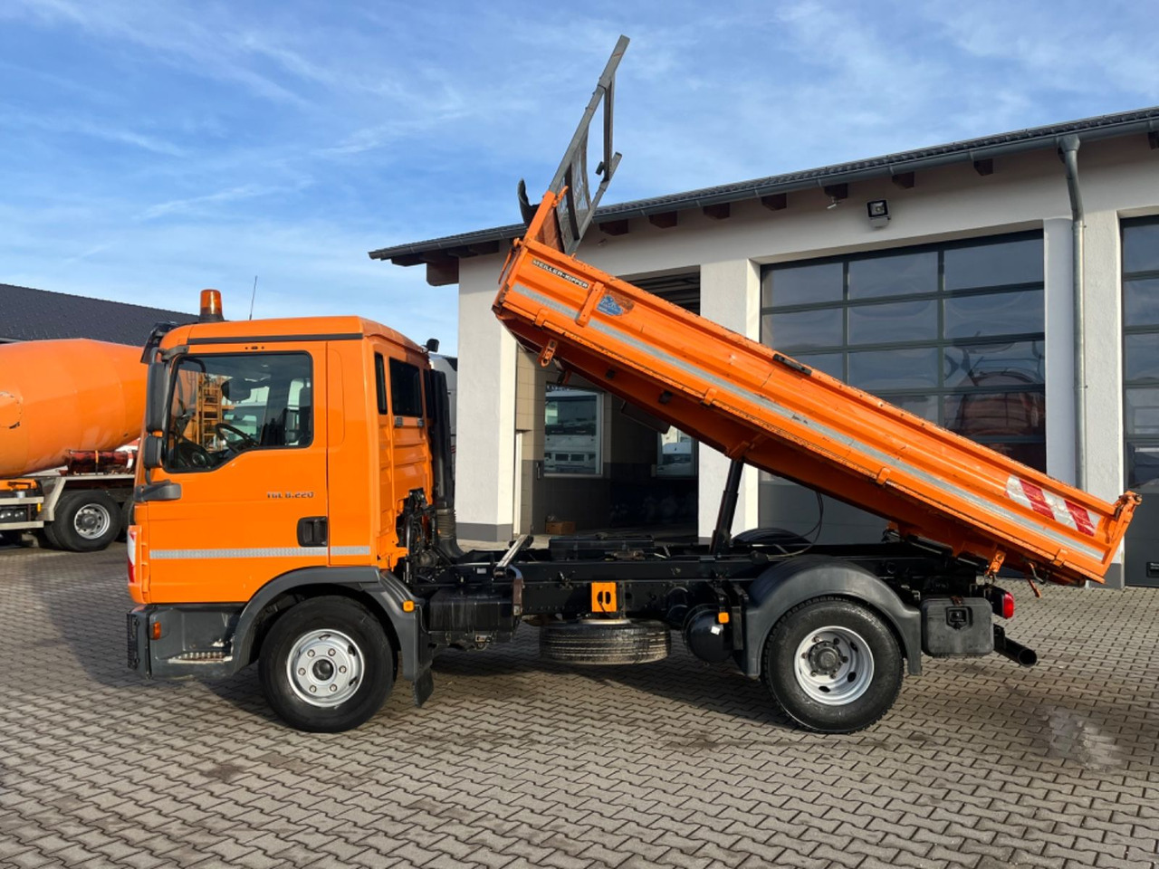MAN TGL 8.220 Meiller Dreiseitenkipper - Tipper van: picture 4 MAN TGL 8.220 Meiller Dreiseitenkipper - Tipper van: picture 4