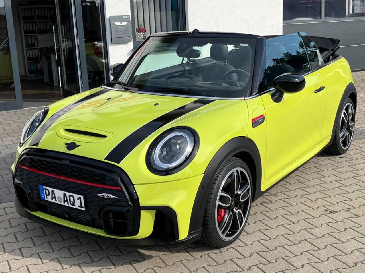 MINI John Cooper Works Cabrio - Car: picture 4 MINI John Cooper Works Cabrio - Car: picture 4