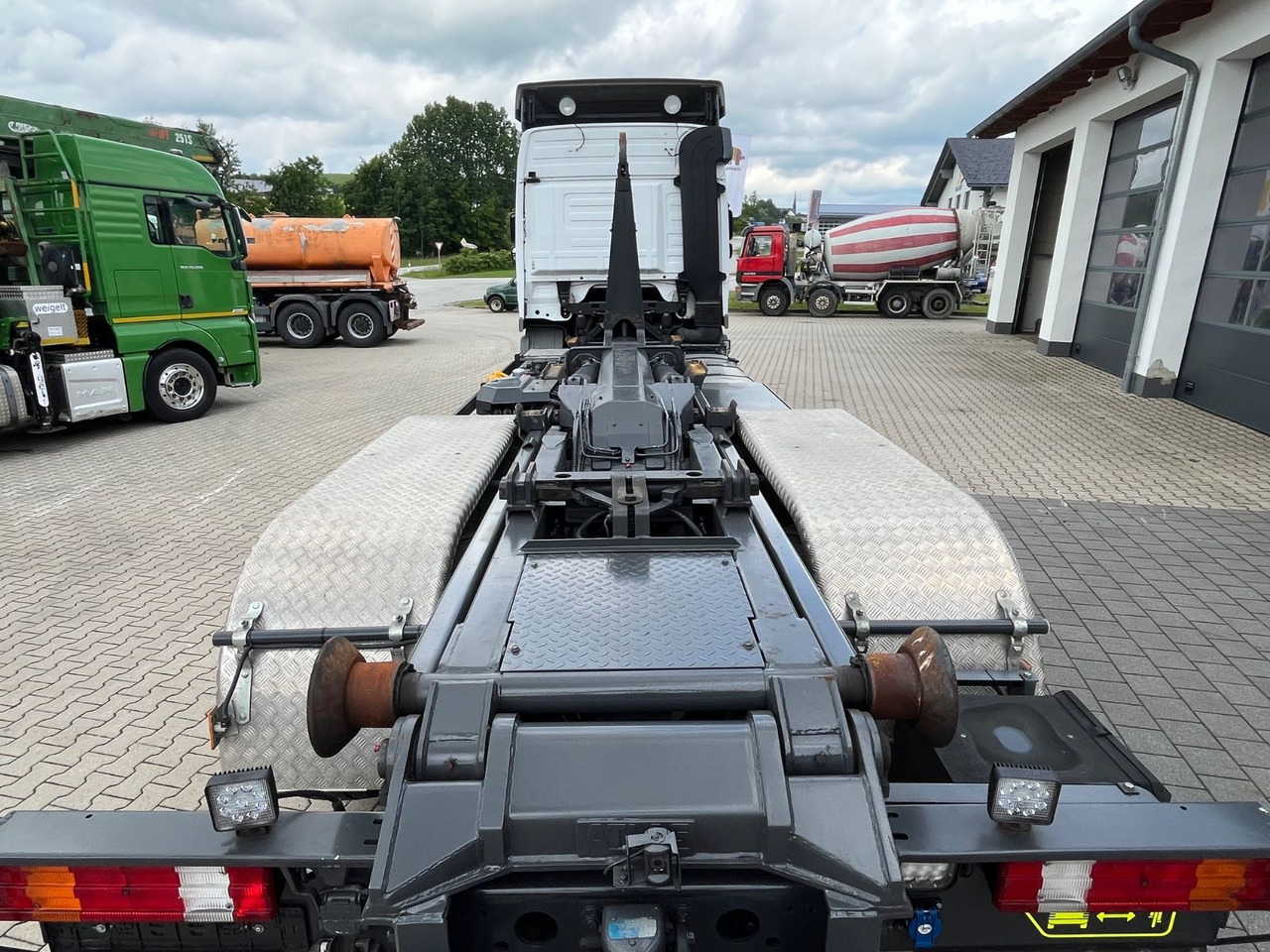 Hook lift truck Mercedes-Benz Actros 2544 MP3 Abrollkipper original 84.000KM: picture 9