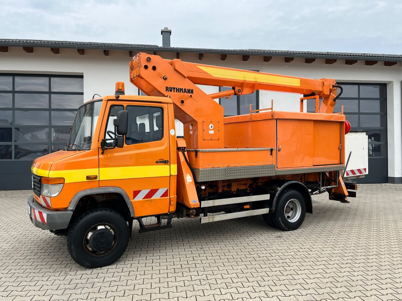 Truck mounted aerial platform Mercedes-Benz Vario 814 DA 4x4 Ruthmann T 170: picture 9 Truck mounted aerial platform Mercedes-Benz Vario 814 DA 4x4 Ruthmann T 170: picture 9