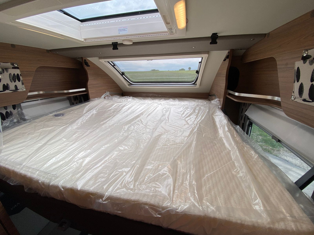 Semi-integrated motorhome Knaus Tourer Van 500 LT, slide Bett, 4 P. Zulassung: picture 11