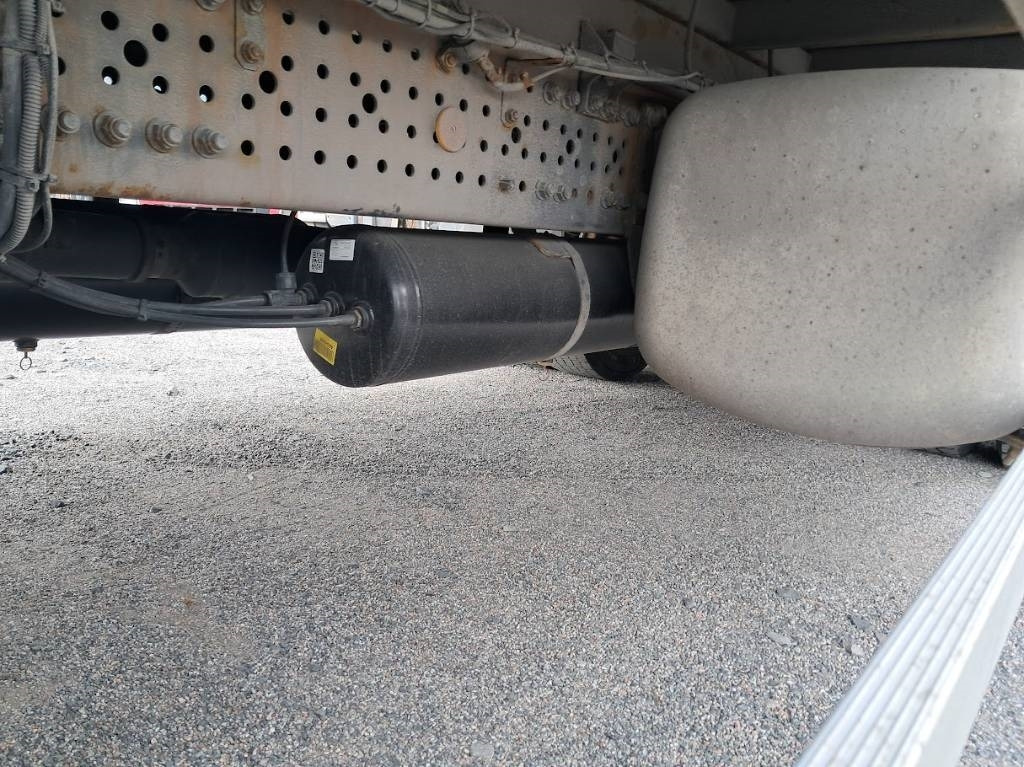 Box truck Mercedes-Benz Antos 1824L: picture 8 Box truck Mercedes-Benz Antos 1824L: picture 8