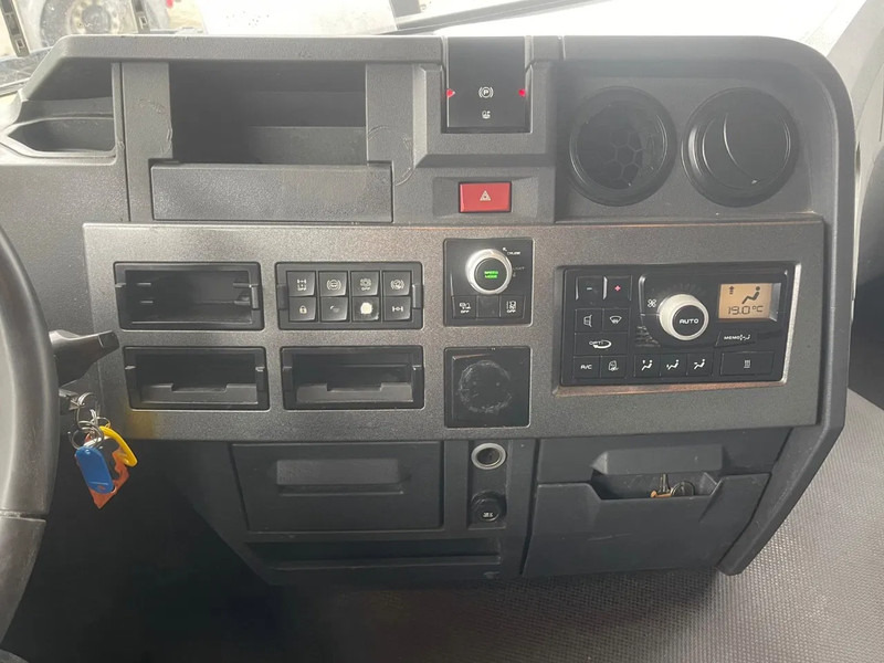 Tractor unit Renault T460 RETARDER, FRIGO, PARKING AIRCO, 2X FUEL TANK: picture 13 Tractor unit Renault T460 RETARDER, FRIGO, PARKING AIRCO, 2X FUEL TANK: picture 13