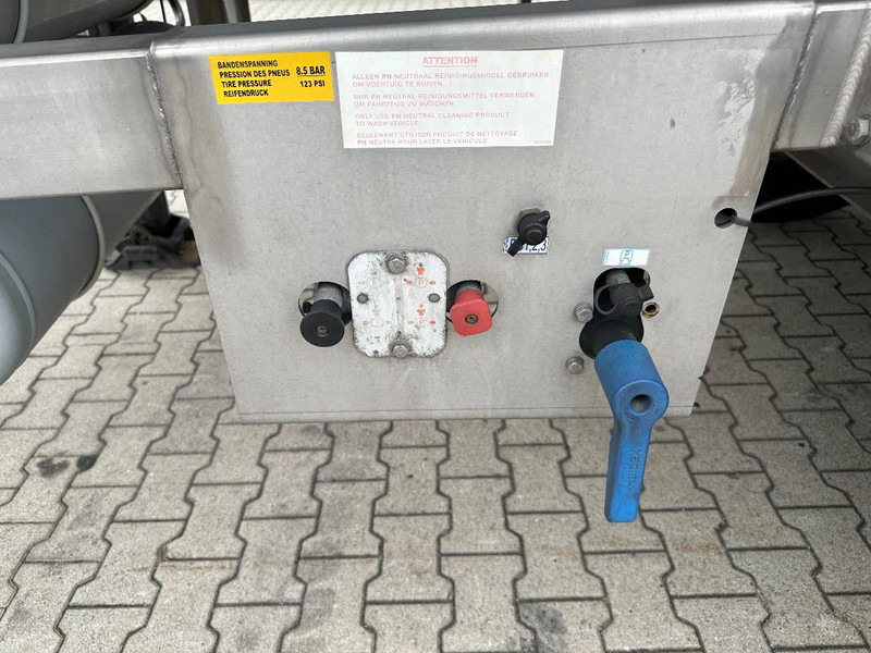 Tank semi-trailer for transportation of food Van Hool FOOD / RVS chassis / empty weight: 5.860kg / 29.500L / 1-comp.+ 1 baffel / discbrakes / NL / APK: 02/2026: picture 16 Tank semi-trailer for transportation of food Van Hool FOOD / RVS chassis / empty weight: 5.860kg / 29.500L / 1-comp.+ 1 baffel / discbrakes / NL / APK: 02/2026: picture 16