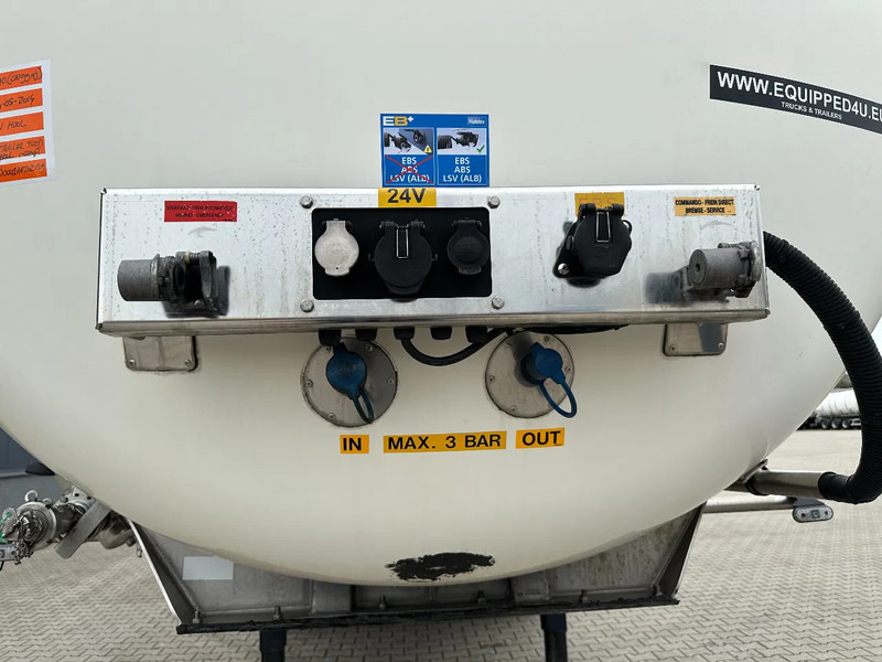 Tank semi-trailer for transportation of food Van Hool FOOD / RVS chassis / empty weight: 5.860kg / 29.500L / 1-comp.+ 1 baffel / discbrakes / NL / APK: 02/2026: picture 12 Tank semi-trailer for transportation of food Van Hool FOOD / RVS chassis / empty weight: 5.860kg / 29.500L / 1-comp.+ 1 baffel / discbrakes / NL / APK: 02/2026: picture 12