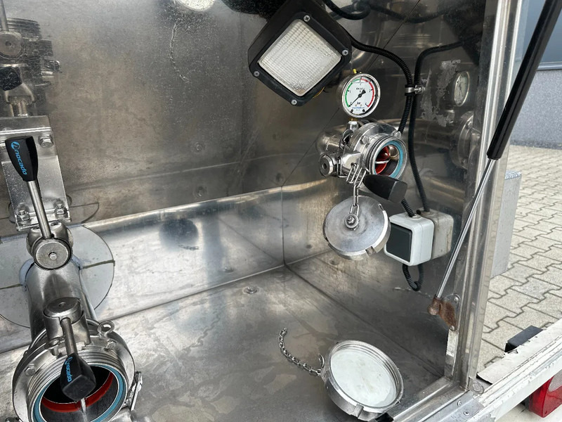 Tank semi-trailer for transportation of food Van Hool FOOD / RVS chassis / empty weight: 5.860kg / 29.500L / 1-comp.+ 1 baffel / discbrakes / NL / APK: 02/2026: picture 9 Tank semi-trailer for transportation of food Van Hool FOOD / RVS chassis / empty weight: 5.860kg / 29.500L / 1-comp.+ 1 baffel / discbrakes / NL / APK: 02/2026: picture 9