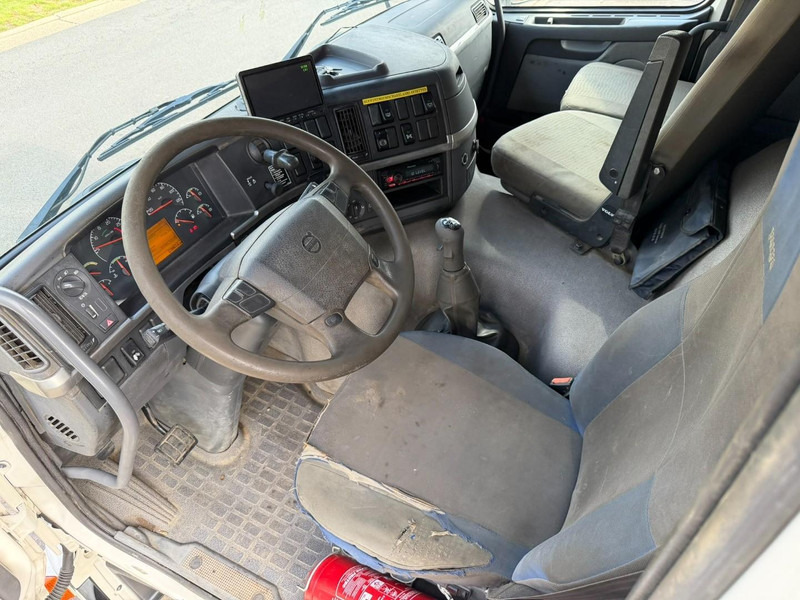 Crane truck Volvo FM 300 6x4 + (25.8m!) CRANE HIAB 245 E-5 + JIB 65 X-3 + 2 ME - *228.000km* - MANUAL - A/C - EURO 3 - BELGIAN TRUCK: picture 12