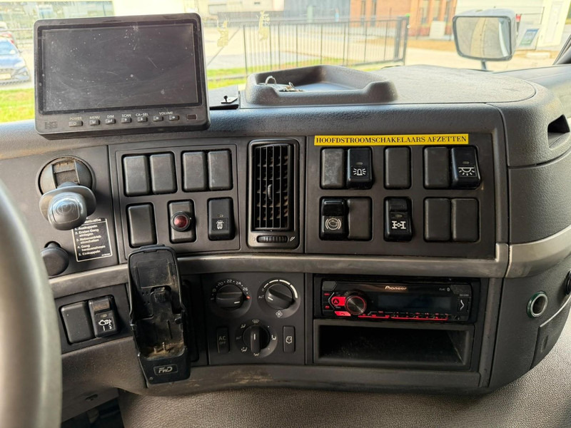 Crane truck Volvo FM 300 6x4 + (25.8m!) CRANE HIAB 245 E-5 + JIB 65 X-3 + 2 ME - *228.000km* - MANUAL - A/C - EURO 3 - BELGIAN TRUCK: picture 14