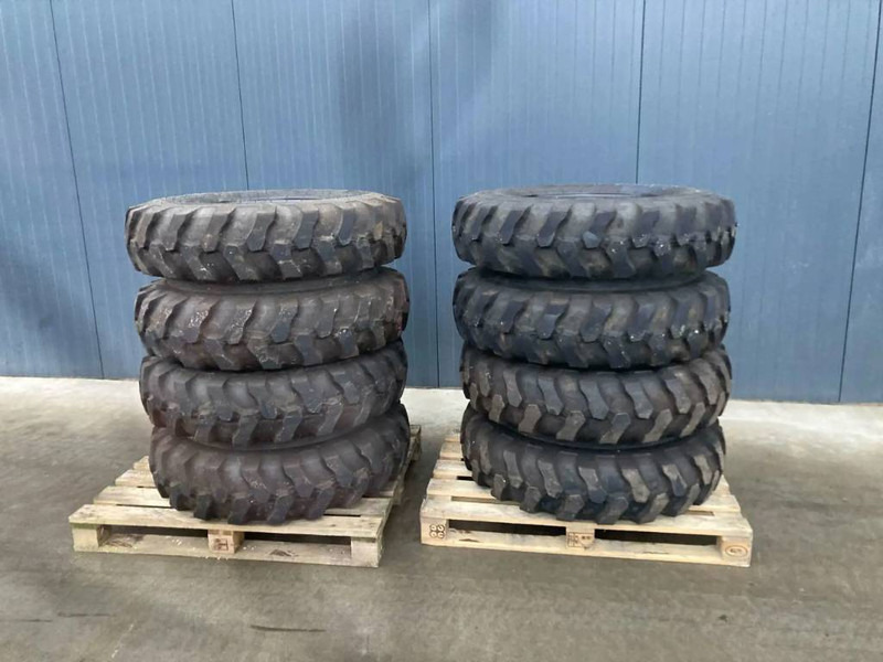 Apollo 1000 x 20 Set / 10.00 x 20: 4x2 Tyres - Wheels and tires for Construction machinery: picture 1 Apollo 1000 x 20 Set / 10.00 x 20: 4x2 Tyres - Wheels and tires for Construction machinery: picture 1