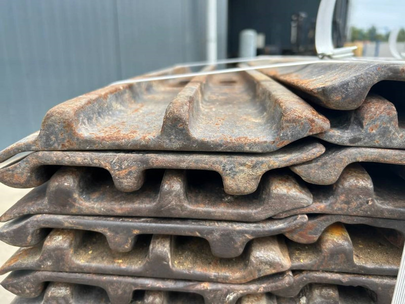 Cat 320D / 320E / 323D / 323E 700mm shoes - 30% - Frame/ Chassis for Construction machinery: picture 3 Cat 320D / 320E / 323D / 323E 700mm shoes - 30% - Frame/ Chassis for Construction machinery: picture 3