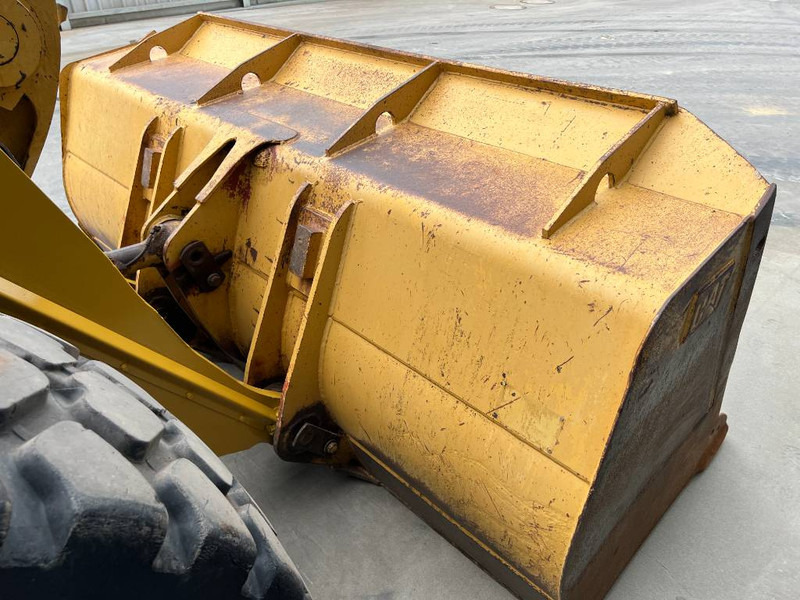 Wheel loader Cat 938G: picture 16