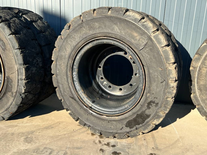 Globe Star 10.00 x 20 / 1000 x 20 Solid Tires / Vol Rubb - Wheels and tires for Construction machinery: picture 3 Globe Star 10.00 x 20 / 1000 x 20 Solid Tires / Vol Rubb - Wheels and tires for Construction machinery: picture 3