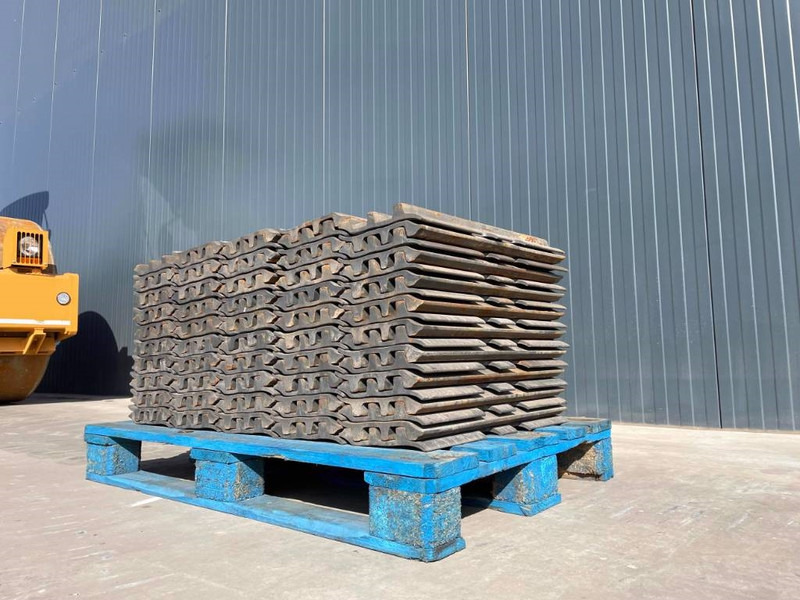 Hyundai R210 / R215 / R220 / R235 / R250 / R260 - Frame/ Chassis for Construction machinery: picture 2 Hyundai R210 / R215 / R220 / R235 / R250 / R260 - Frame/ Chassis for Construction machinery: picture 2