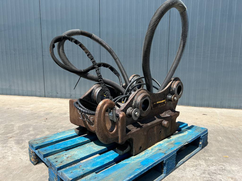 Quick coupler for Construction machinery OilQuick OQ70/55 - 323E: picture 1