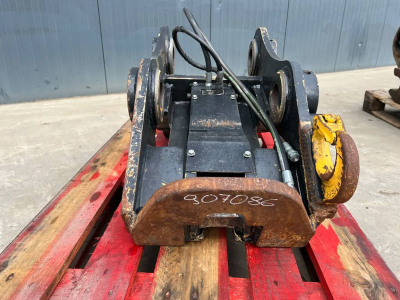 Volvo S1 - 323D - Quick coupler for Construction machinery: picture 2 Volvo S1 - 323D - Quick coupler for Construction machinery: picture 2