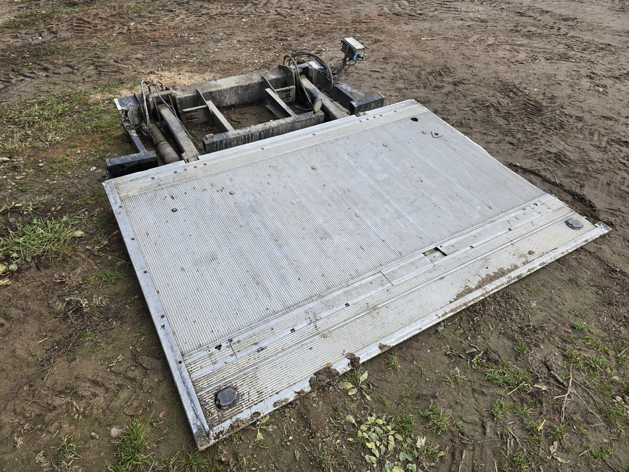 BAR Cargolift BC 1500S4 -B1A/2409--A0- - Tail lift: picture 1 BAR Cargolift BC 1500S4 -B1A/2409--A0- - Tail lift: picture 1