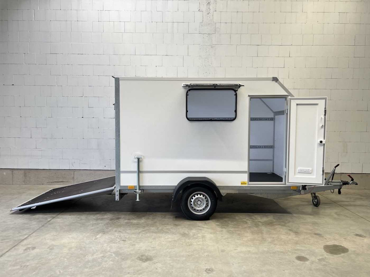 BLYSS F1330HD Seitentür,Fenster,Aero Kofferanhänger - Closed box trailer: picture 1 BLYSS F1330HD Seitentür,Fenster,Aero Kofferanhänger - Closed box trailer: picture 1