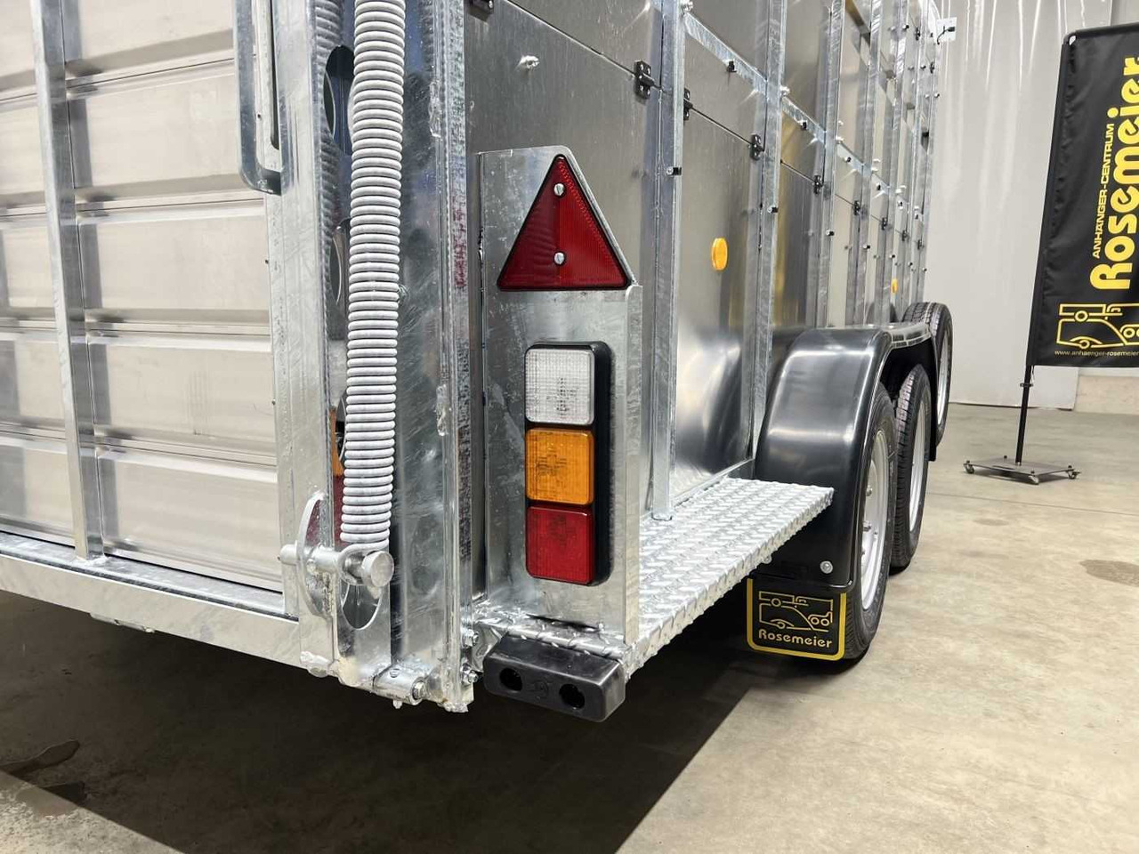 New Livestock trailer NUGENT L4318H-H-SD Viehanhänger: picture 19