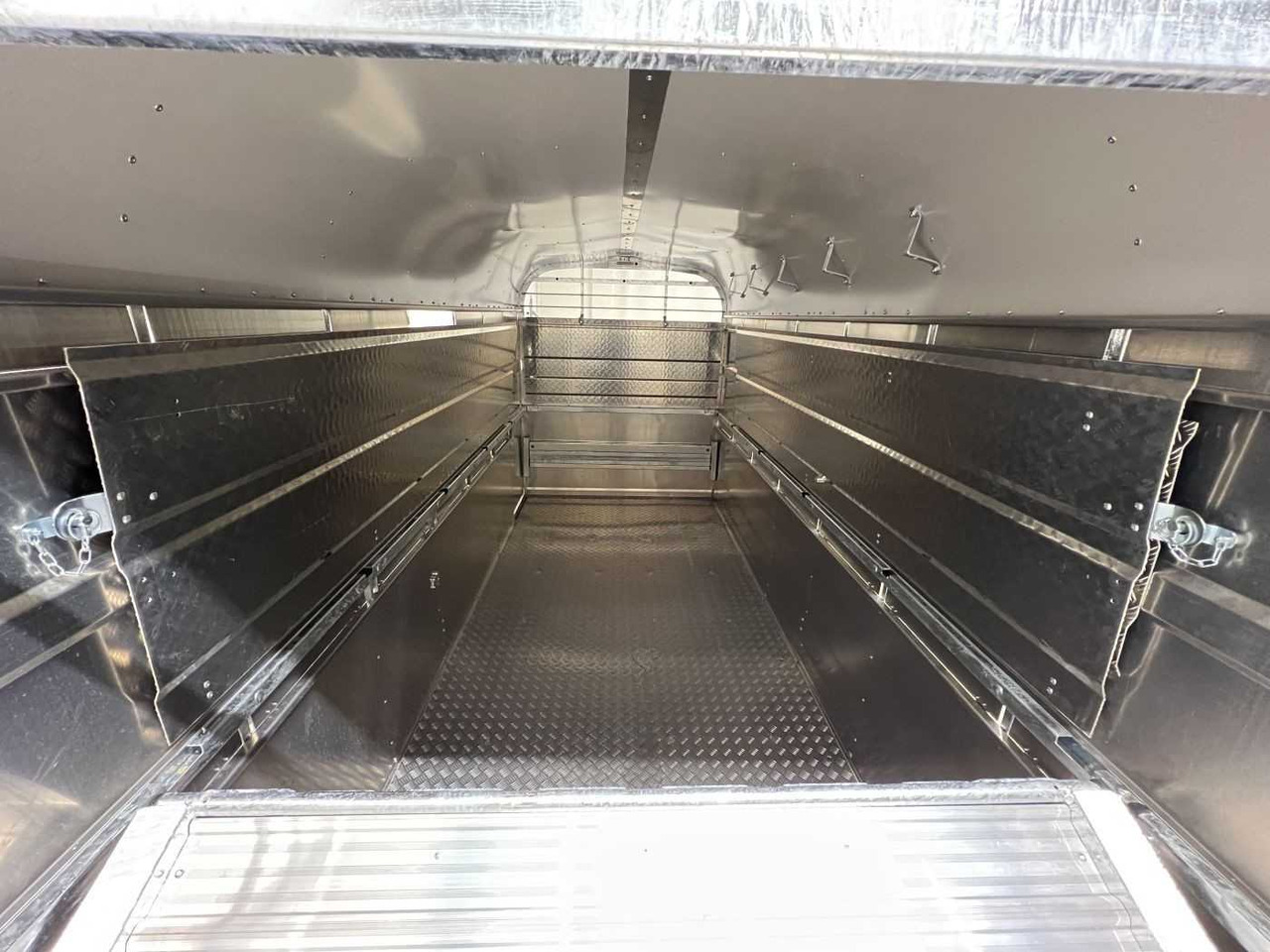 New Livestock trailer NUGENT L4318H-H-SD Viehanhänger: picture 12