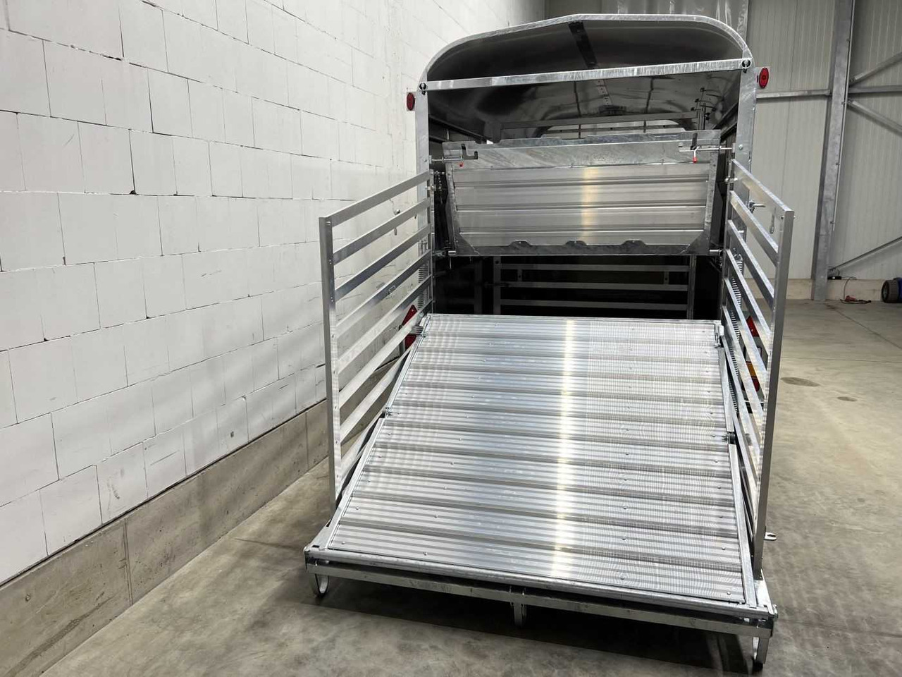 New Livestock trailer NUGENT L4318H-H-SD Viehanhänger: picture 9