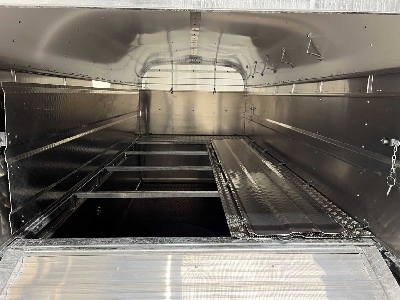 New Livestock trailer NUGENT L4318H-H-SD Viehanhänger: picture 10