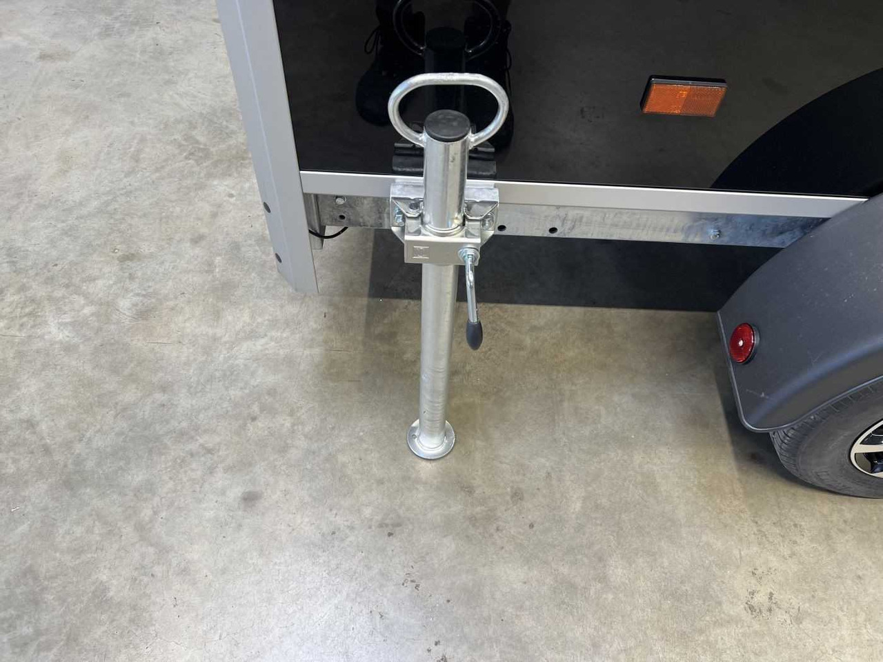 VARIANT Night Edition Tandem Rampe Tür Kofferanhänger - Closed box trailer: picture 5 VARIANT Night Edition Tandem Rampe Tür Kofferanhänger - Closed box trailer: picture 5