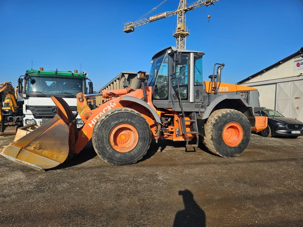 HITACHI ZW 220 - Wheel loader: picture 2 HITACHI ZW 220 - Wheel loader: picture 2